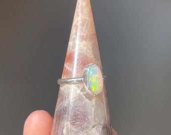 Anillo de ópalo etíope - Anillo de ópalo con destellos de arcoíris - Anillo apilable de banda fina - Anillo de plata esterlina hecho a mano
