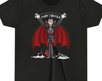 Può includere: Maglietta nera con un'illustrazione di cartone animato di Count Chocula, un vampiro con un mantello rosso, che tiene un gesso. Il testo "Count Chocula" è sopra l'illustrazione.