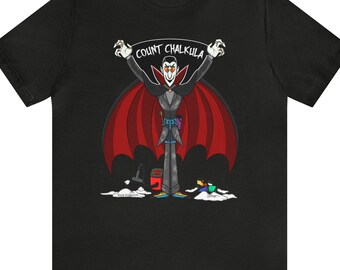 Può includere: Maglietta nera con un'illustrazione di un cartone animato di un vampiro con un mantello rosso e il testo "Count Chalkula".