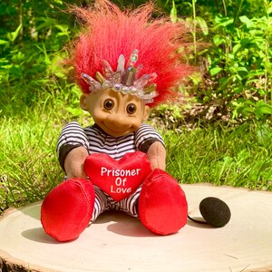 Ein Prisoner of Love Troll Doll, gefüllte Troll Doll, Upcycled Vintage 1980er Jahre Sammlerstück Russ Troll Doll, einzigartiges Jubiläumsgeschenk