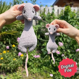 Könnte beinhalten: Zwei gehäkelte graue Mäuse mit rosa Ohren und Schwänzen werden vor einem Hintergrund aus grünem Laubwerk gezeigt. Eine Maus ist größer als die andere. Die Mäuse haben kleine Arme und eine spitze Nase. Das Bild hat einen roten Aufkleber mit der Aufschrift "Digital File".