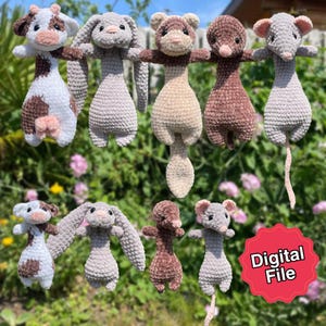 Könnte beinhalten: Eine Sammlung handgefertigter gehäkelter Stofftiere, darunter eine Kuh, ein Hase, ein Bär und eine Maus. Die Spielzeuge sind in verschiedenen Braun-, Grau- und Weißtönen gehalten. Das Bild enthält einen roten Aufkleber mit der Aufschrift "Digital File".