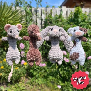 Könnte beinhalten: Vier handgefertigte gehäkelte Stofftiere: eine graue Maus, ein braunes Tier, ein graues Kaninchen und eine weiß-braune Kuh. Jedes hat einen einfachen Körper und ausgestreckte Arme. Der Hintergrund ist eine grüne, belaubte Umgebung im Freien. Ein roter Aufkleber sagt "Digital File".