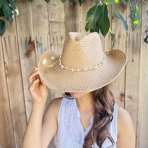 Cappello da cowboy in paglia intrecciata a mano per donna con cintura in perline di conchiglie / Cappello western in rafia / Tesa da 4" / UPF 50+ / Vestibilità regolabile / Stile estivo