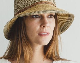 Cappello a secchiello di paglia: cappello estivo da donna con fascia a nappine, protezione UPF 50+, regolabile.
