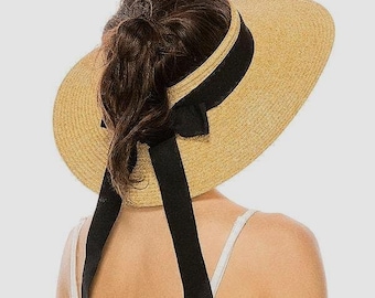 Visera de paja: Sombrero de sol de ala ancha con lazo de cinta negra.