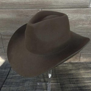 Cowboyhut aus australischer Wolle mit steifer, flacher Krempe - strukturierter Hut im Westernstil Olive