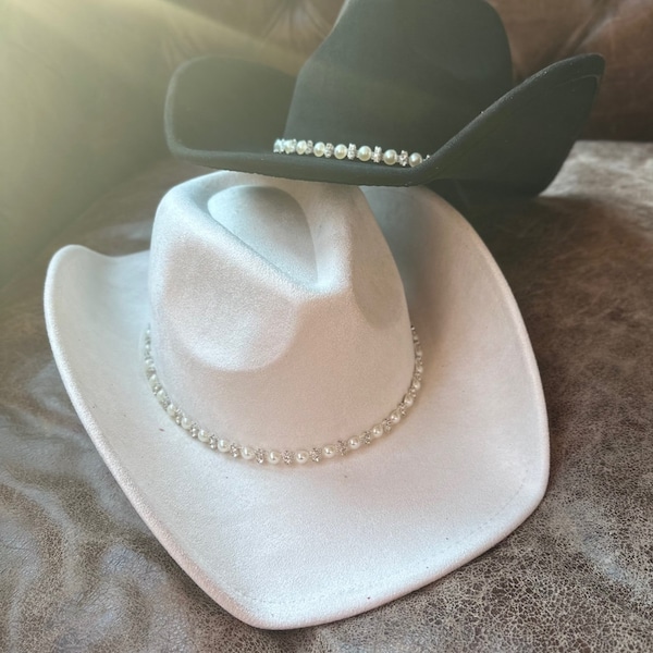 Sombrero de vaquero de gamuza vegana con ribete de diamantes de imitación de perlas. Ideal para conciertos, fiestas y eventos nupciales.