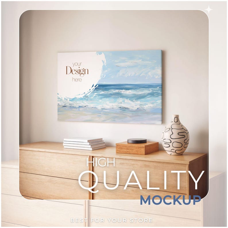 Puede incluir: Una impresi&oacute;n en lienzo de un paisaje marino con olas azules y blancas cuelga sobre una c&oacute;moda de madera. El texto "your Design here" est&aacute; en el lienzo. Una pila de libros, una caja de madera y un jarr&oacute;n decorativo est&aacute;n en la c&oacute;moda. Se muestran las palabras "HIGH QUALITY MOCKUP".