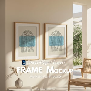 Puede incluir: Dos impresiones artísticas enmarcadas con diseños abstractos cuelgan de una pared beige. Cada impresión presenta una forma arqueada negra sobre un rectángulo azul con líneas verticales. Se muestra el texto "FRAME Mockup".