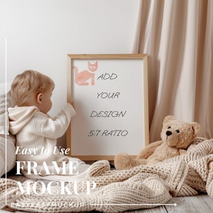 Puede incluir: Una maqueta de marco de madera con fondo blanco y el texto "ADD YOUR DESIGN 5:7 RATIO". Un ni&ntilde;o est&aacute; sentado en una manta con un oso de peluche. El texto "Easy to Use FRAME MOCKUP EASYEASYMOCKUP" est&aacute; en la parte inferior de la imagen.