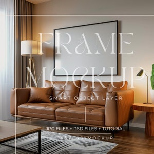 Op de afbeelding: Een bruine leren bank met een zwarte lijst foto mockup erboven. De bank staat in een woonkamer met een salontafel, een lamp en een tapijt. De tekst "FRAME MOCKUP" staat in wit op een zwarte achtergrond. De tekst "SMART OBJECT LAYER" staat in wit op een zwarte achtergrond. De tekst "JPG FILES + PSD FILES + TUTORIAL" staat in wit op een zwarte achtergrond. De tekst "EASYEASYMOCKUP" staat in wit op een zwarte achtergrond.
