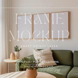 Op de afbeelding: Een mockup van drie houten fotolijsten met witte passe-partouts, hangend aan een witte muur boven een groene bank met een beige kussen. De lijsten zijn in een rij geplaatst, waarbij de linker lijst iets hoger is dan de andere twee. De tekst "FRAME MOCKUP" is in witte letters op de muur onder de lijsten geschreven. De tekst "SMART OBJECT LAYER" is in zwarte letters onder de tekst "FRAME MOCKUP" geschreven. De tekst "JPG FILES + PSD FILES + TUTORIAL" is in zwarte letters onder de bank geschreven. De tekst "EASYEASYMOCKUP" is in zwarte letters onder de tekst "JPG FILES + PSD FILES + TUTORIAL" geschreven.