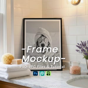 Może przedstawiać: Czarno-białe zdjęcie w ramce psa z ręcznikiem i plasterkami ogórka na oczach. Rama jest wyświetlana w łazience z ręcznikami, mydłem i wazonem lawendy. Tekst na zdjęciu brzmi "-Frame Mockup-".