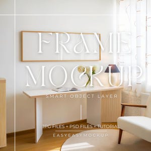 Pode incluir: Cena interior luminosa com secretária branca, obra de arte emoldurada e candeeiro. O texto "FRAME MOCKUP" é exibido, juntamente com "SMART OBJECT LAYER" e "JPG FILES + PSD FILES + TUTORIAL". Design moderno e minimalista.
