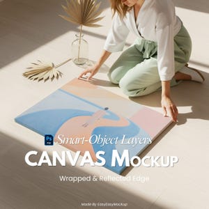Op de afbeelding: Een canvas mockup met een kleurrijk abstract ontwerp in blauwe, roze en perziktinten. Een persoon houdt het canvas vast. De tekst "CANVAS Mockup" is zichtbaar. Het canvas heeft een gewikkelde en gereflecteerde rand. Een vaas en gedroogde planten zijn ook zichtbaar.
