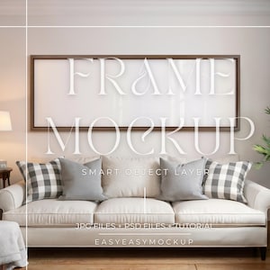 以下が含まれることがあります： 白いソファの上にフレームに入った写真が飾られているモックアップです。壁には「FRAME MOCKUP」という文字が白で書かれています。ソファには「SMART OBJECT LAYER」という文字が黒で書かれています。ソファには「JPG FILES + PSD FILES + TUTORIAL」という文字が黒で書かれています。ソファには「EASYEASYMOCKUP」という文字が黒で書かれています。