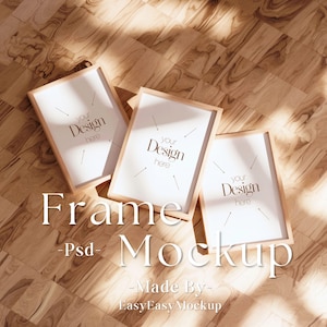 Peut inclure: Trois cadres photo en bois avec des passe-partout blancs sur un sol en bois. Les cadres sont vides et portent le texte "your design here" dans chacun.