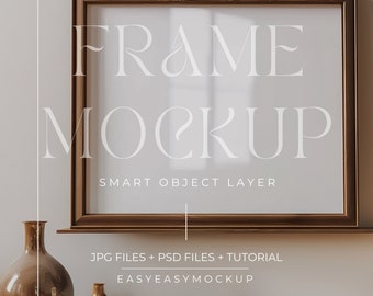 Könnte beinhalten: Ein brauner Holzrahmen-Mockup mit dem Text "FRAME MOCKUP SMART OBJECT LAYER" auf weißem Hintergrund. Der Rahmen steht auf einem Regal mit zwei braunen Vasen.