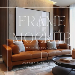Peut inclure: Un canapé en cuir marron avec des coussins dans un salon. Un grand tableau noir encadré est accroché au mur au-dessus du canapé. Le tableau est une maquette avec le texte "FRAME MOCKUP" et "SMART OBJECT LAYER" écrit dessus. Le texte "JPG FILES + PSD FILES + TUTORIAL" et "EASYEASYMOCKUP" est également visible sous le canapé.