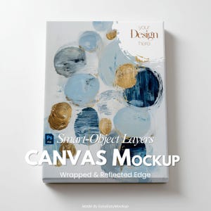 Op de afbeelding: Een rechthoekige canvas mockup met een abstract schilderijontwerp. Het kunstwerk toont blauwe, gouden en witte penseelstreken. De tekst "your Design here" is zichtbaar, samen met "CANVAS MOCKUP" en "Wrapped & Reflected Edge".