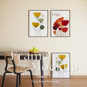 Op de afbeelding: Drie ingelijste prints met abstracte bloemenontwerpen in geel, rood en groen. De prints hangen aan een beige muur boven een houten tafel met een stoel. De tekst "Frame Mockup - Made By - EasyEasyMockup" is onder de tafel afgedrukt.