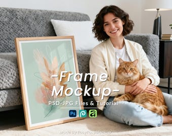 Op de afbeelding: Een ingelijste kunstafdruk-mockup met een licht houten frame. Het kunstwerk toont een aquarelontwerp van beige en perzikgekleurde veren op een lichtgroene achtergrond. De tekst "-Frame Mockup-" wordt op het frame weergegeven.
