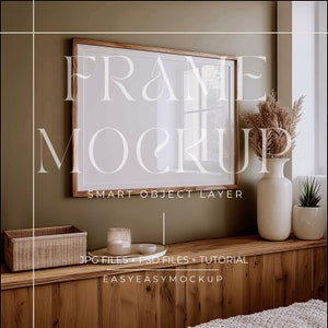 Op de afbeelding: Een houten frame mockup met een witte achtergrond, een witte vaas met gedroogd pampasgras, een kaars op een wit bord en een rieten mand op een houten plank. De tekst "FRAME MOCKUP" staat in wit op het frame, en de tekst "SMART OBJECT LAYER" staat in zwart onder het frame. De tekst "JPG FILES + PSD FILES + TUTORIAL" staat in zwart op de plank, en de tekst "EASYEASYMOCKUP" staat in zwart onder de tekst.
