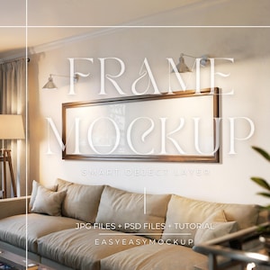 以下が含まれることがあります： 「FRAME MOCKUP」の文字が大きくエレガントなフォントで表示された額縁のモックアップ。茶色のフレームは、ベージュのソファの上にある白い壁に掛けられています。「SMART OBJECT LAYER」と「JPG FILES + PSD FILES + TUTORIAL」の文字も表示されています。