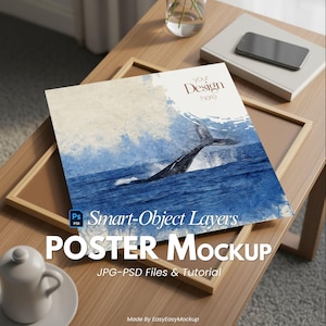 以下が含まれることがあります： 海面から飛び出すクジラの水彩画が描かれたポスターモックアップ。ポスターは木製のフレームに入れられ、木製のテーブルの上に置かれています。ポスターには「Your Design here」と「POSTER Mockup」と書かれています。