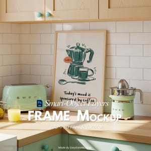 Könnte beinhalten: Küchenszene mit einem gerahmten Bild mit Kaffeemotiv, einem mintgrünen Toaster und einer Zitruspresse. Der Druck zeigt eine Kaffeekanne und den Text "Today's mood is sponsored by coffee". Die Szene befindet sich auf einer Holz-Arbeitsplatte.