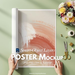 Könnte beinhalten: Ein Poster-Mockup mit einem aufgerollten Abschnitt, der von Händen gehalten wird und ein abstraktes Design in Pfirsich-, Weiß- und Beigetönen zeigt. Der Text "POSTER Mockup" ist sichtbar. Das Bild enthält auch Blumen, eine Schere und kleine goldene Accessoires.