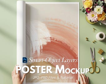 Postermodel PSD wordt uitgerold op groene tafel, PSD-laag met slimme objecten | Botanische lentegroene scène | JPG met hoge resolutie | Digitale download