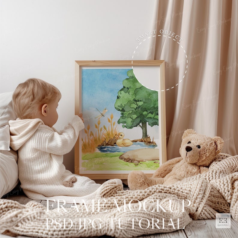 Puede incluir: Una pintura acuarela enmarcada de un pato en un estanque con un &aacute;rbol y una lib&eacute;lula. La pintura est&aacute; en un suelo de madera con una manta beige y un oso de peluche.