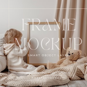 Puede incluir: Una maqueta de marco de madera con fondo blanco. Un ni&ntilde;o est&aacute; alcanzando el marco, y un oso de peluche est&aacute; sentado en una manta en primer plano. El texto "FRAME MOCKUP" est&aacute; escrito en blanco sobre el marco, y el texto "SMART OBJECT LAYER" est&aacute; escrito debajo del marco. El texto "JPG FILES + PSD FILES + TUTORIAL" est&aacute; escrito debajo del marco, y el texto "EASY EASY MOCKUP" est&aacute; escrito debajo de eso.