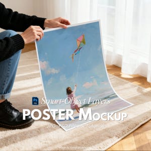 Peut inclure: Maquette d'affiche avec une peinture d'un enfant faisant voler un cerf-volant dans un ciel bleu. L'affiche est tenue par une personne. Le texte "POSTER Mockup" est affiché sur l'affiche. L'affiche est sur un tapis beige.