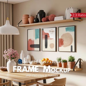 Può includere: Interno di una stanza con tre stampe artistiche incorniciate, una mensola in legno e un tavolo da pranzo. Le stampe presentano disegni astratti in rosso, turchese e nero. La mensola contiene vasi, libri e sfere decorative. Testo "FRAME Mockup".