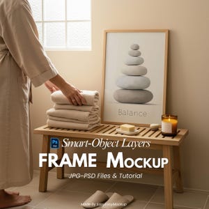 以下が含まれることがあります： 「Balance」の文字と積み重ねられた石が描かれたフレームが、折りたたまれたベージュのタオルが置かれた木製のベンチに置かれています。 燃えているキャンドルと石鹸もあります。 フレームのモックアップです。