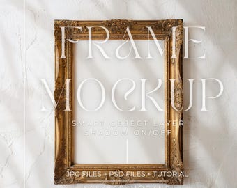 Op de afbeelding: Een versierde fotolijst-mockup in goud met een witte achtergrond. De tekst "FRAME MOCKUP" is geschreven in een decoratief lettertype boven de lijst. De tekst "SMART OBJECT LAYER SHADOW ON/OFF" is geschreven onder de lijst. De tekst "JPG FILES + PSD FILES + TUTORIAL EASYEASYMOCKUP" is geschreven onder de tekst "SMART OBJECT LAYER SHADOW ON/OFF".