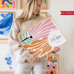 Maqueta de mujer con marco / Exhibición de arte mural PSD / Maqueta de marco de póster imprimible / Maqueta de marco con persona / Plantilla de arte PSD