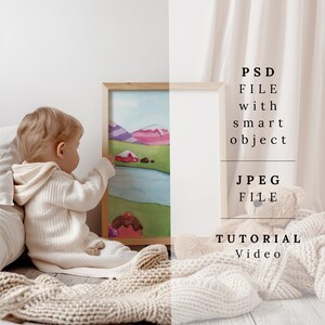 Puede incluir: Un ni&ntilde;o se sienta en una manta y mira una pintura de acuarela enmarcada de un paisaje con monta&ntilde;as, un lago y una peque&ntilde;a casa. La pintura est&aacute; en un marco de madera. El texto "PSD FILE with smart object JPEG FILE TUTORIAL Video" es visible en el lado derecho de la imagen.