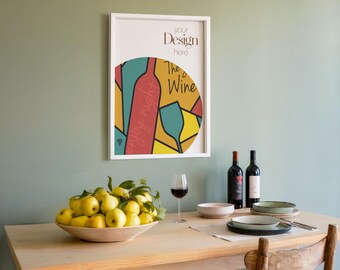 Puede incluir: Una escena de comedor con una mesa de madera con botellas de vino, copas y platos. Un cuadro enmarcado con el texto "your Design here" y un gráfico temático de vino cuelga de la pared. Un cuenco de madera contiene fruta amarilla.