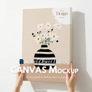 Könnte beinhalten: Leinwand-Mockup mit einem Blumendesign aus weißen Gänseblümchen in einer schwarz-weiß gestreiften Vase. Die Leinwand hat einen beigefarbenen Hintergrund und der Text "CANVAS Mockup" wird angezeigt. Die Worte "Wrapped & Reflected Edge" sind ebenfalls sichtbar.