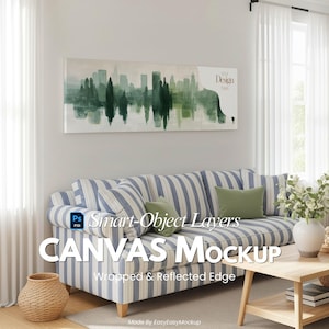 Puede incluir: Escena de interior con una maqueta de lienzo que representa un paisaje urbano verde. Debajo, un sofá a rayas azules y blancas con cojines verdes. El texto "CANVAS MOCKUP" es visible, sugiriendo decoración del hogar.