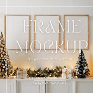 Puede incluir: Tres maquetas de marcos de madera con fondos blancos se muestran encima de un mueble blanco. El texto "FRAME MOCKUP" está superpuesto a los marcos. Un pequeño árbol de Navidad y una caja de regalo envuelta están en el mueble.