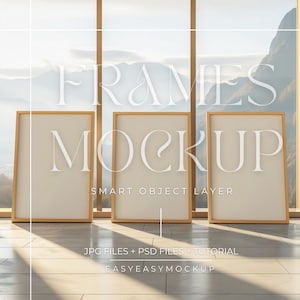 Pode incluir: Três molduras de madeira com passe-partout brancos, em pé sobre um piso de madeira em frente a uma grande janela com vista para as montanhas. As molduras estão vazias e prontas para suas fotos ou obras de arte. O texto "FRAMES MOCKUP" está escrito acima das molduras, e o texto "SMART OBJECT LAYER" está escrito abaixo das molduras. O texto "JPG FILES + PSD FILES + TUTORIAL" está escrito abaixo das molduras, e o texto "EASYEASYMOCKUP" está escrito abaixo.
