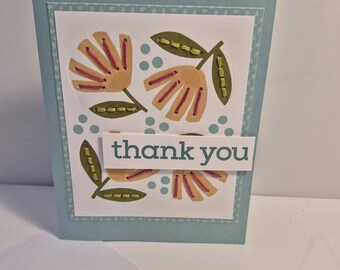 Tarjeta de agradecimiento con flores bordadas a mano