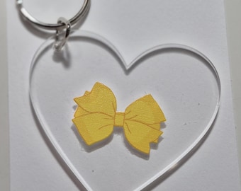 Llavero de corazón con lazo amarillo