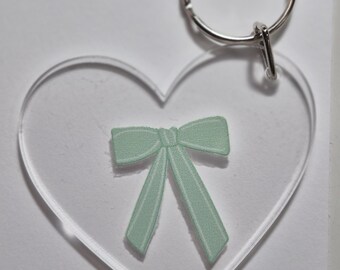 Llavero de corazón con lazo verde