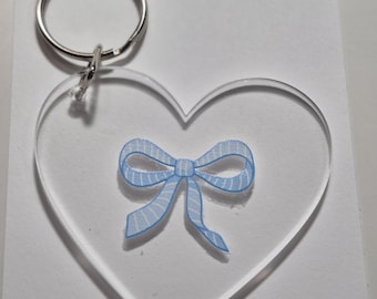 Llavero de corazón con lazo azul